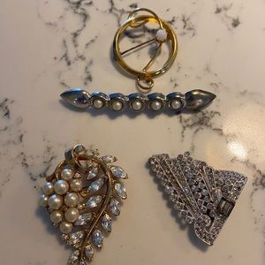 A lot of brooches two of them have stones missing